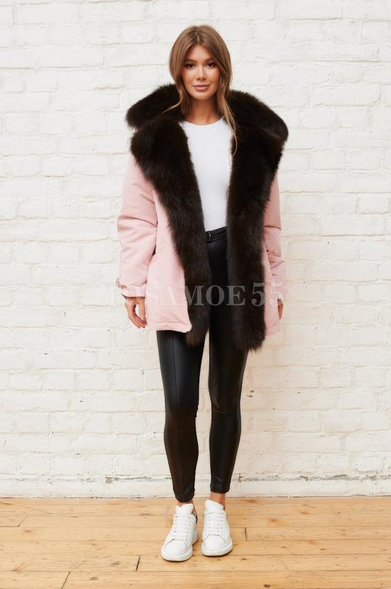 Розовая парка с воротником из меха песца фото №6