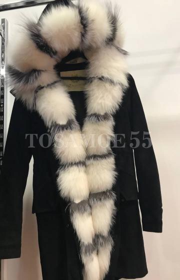 Черная укороченная парка с белым мехом енота