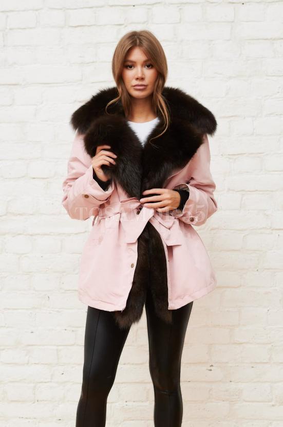 Розовая парка с воротником из меха песца фото №2